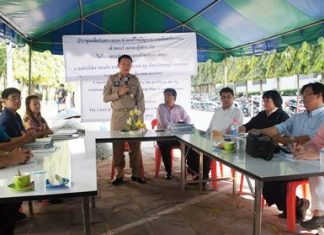 Banglamung District Chief Sakchai Taengho (center) moderates a discussion between the two disputing sides, Sun Smile Resort and Phalangzup Co. He finally decided, just lay the new water pipes and get it over with.